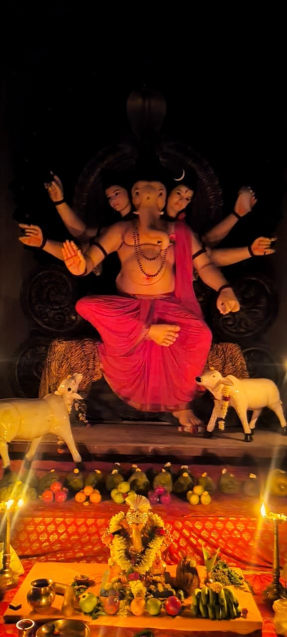 Ganpati idol at Bhagyanagar's evening aarti, 2026, surrounded by fruits and offerings